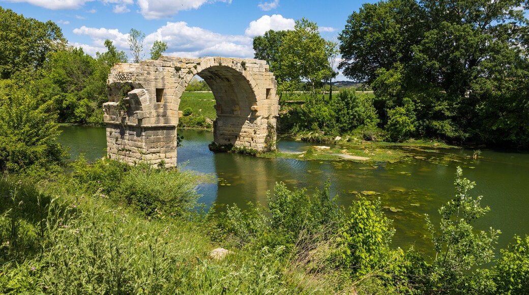 La dernière arche encore en élévation du Pont Ambroix, construit sur la Via Domitia par les romains pour franchir le Vidourle vers l'Oppidum d'Ambrussum