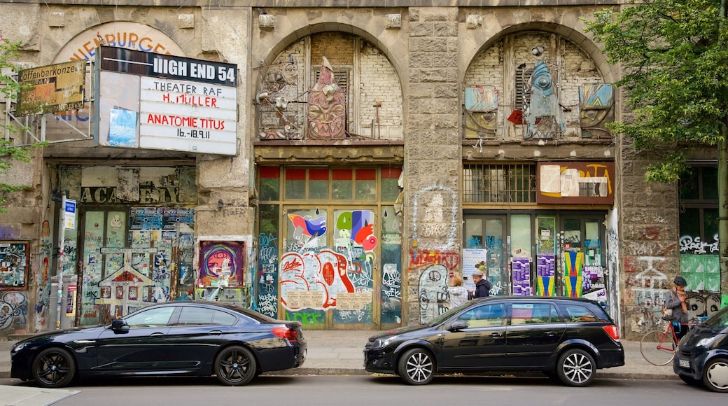 Torstrasse showing outdoor art and street scenes