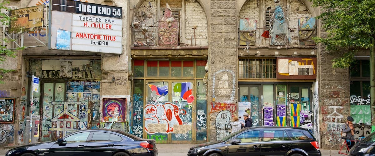 Torstrasse showing outdoor art and street scenes
