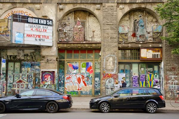 TorstraĂe mettant en vedette art en plein air et scĂšnes de rue
