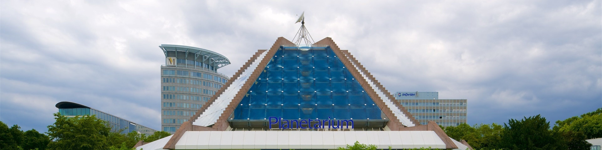 Planetarium Mannheim showing a park