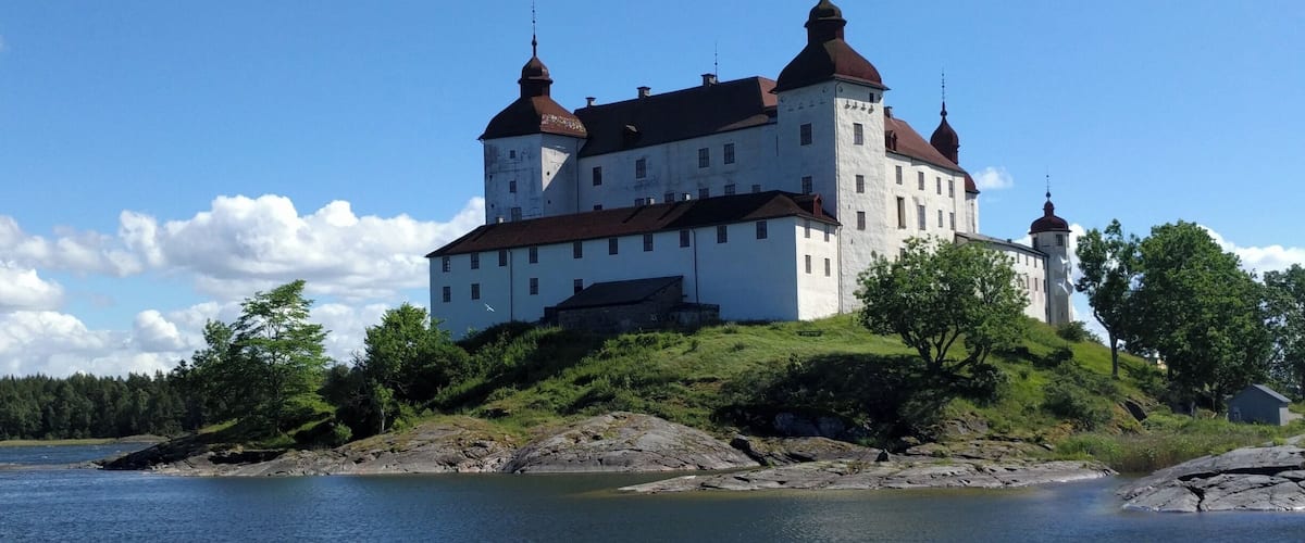 Amazing for sunny days! They have an English tour and a nice garden next to the lake :)