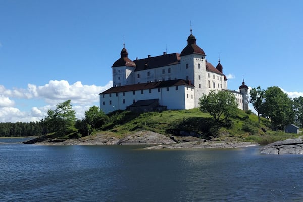 Amazing for sunny days! They have an English tour and a nice garden next to the lake :)