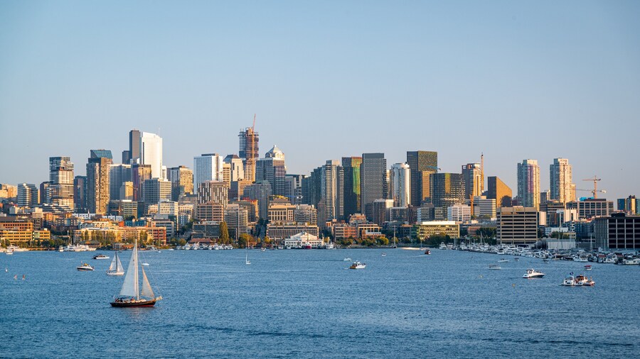 Gas Works Park showing a bay or harbor, landscape views and a city