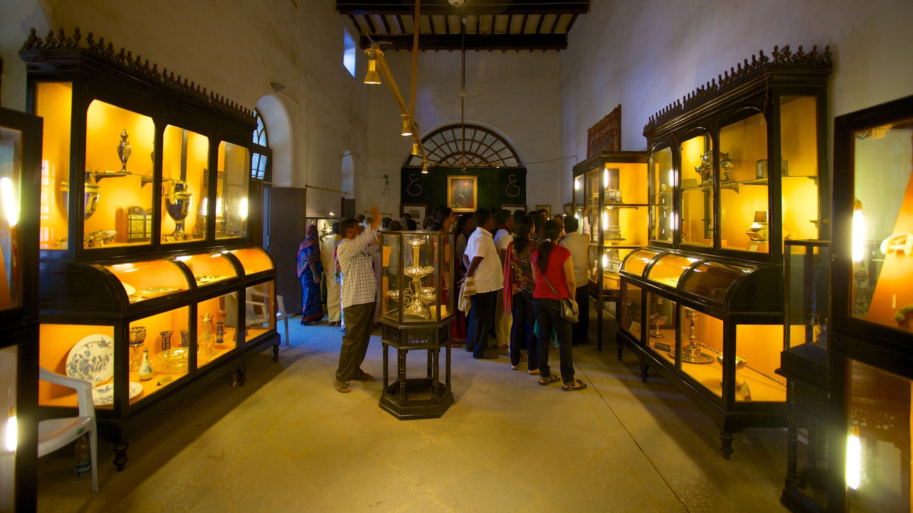 The Nizam\'s Museum johon kuuluu sisäkuvat sekä suuri ryhmä ihmisiä