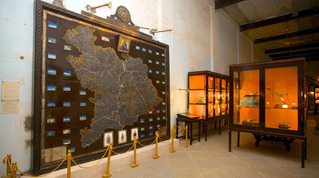 Purani Haveli showing interior views