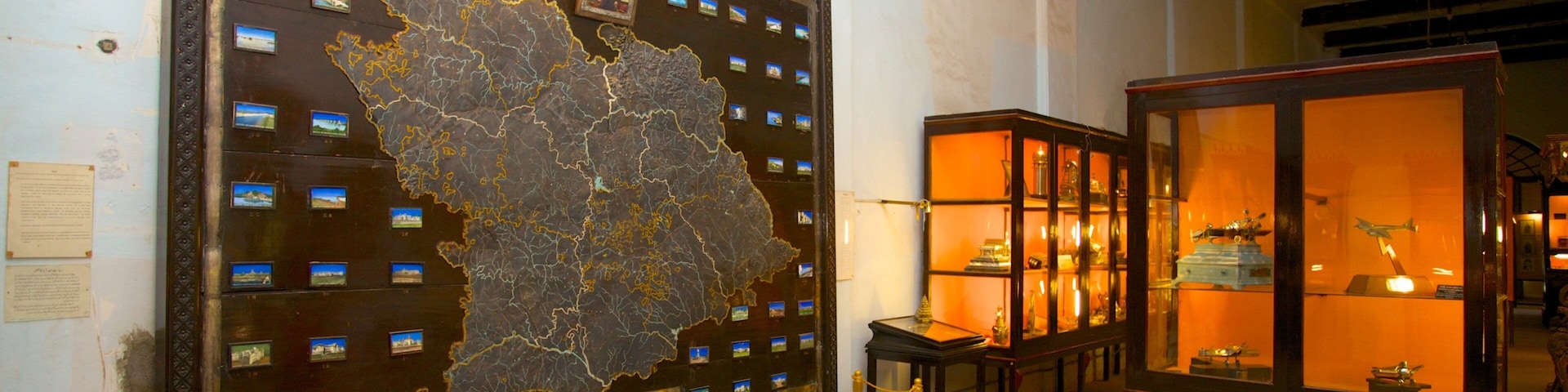 Purani Haveli showing interior views