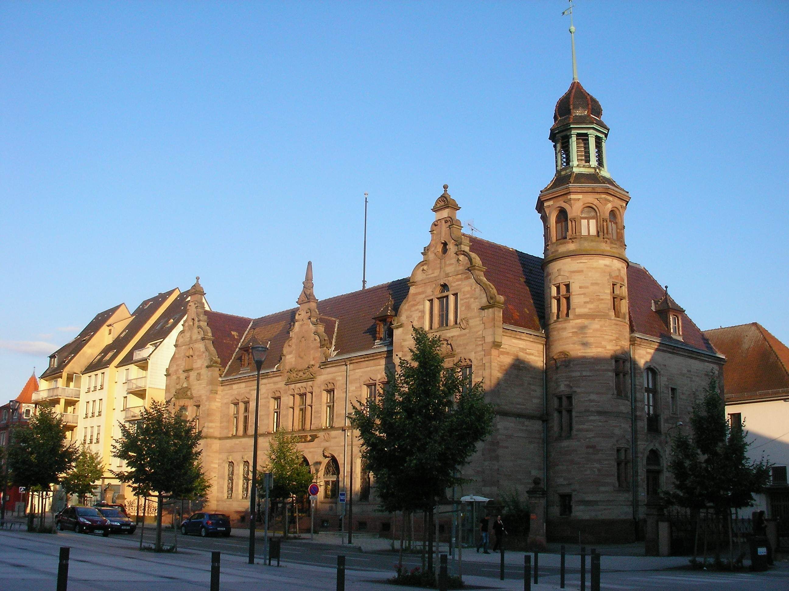 This building is indexed in the Base Mérimée, a database of architectural heritage maintained by the French Ministry of Culture, under the reference IA00055463 .