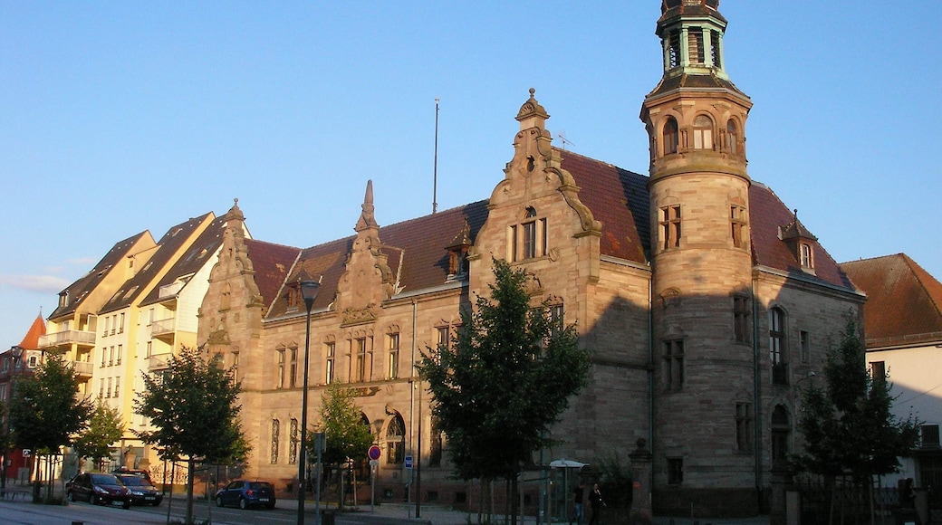 This building is indexed in the Base Mérimée, a database of architectural heritage maintained by the French Ministry of Culture, under the reference IA00055463 .
