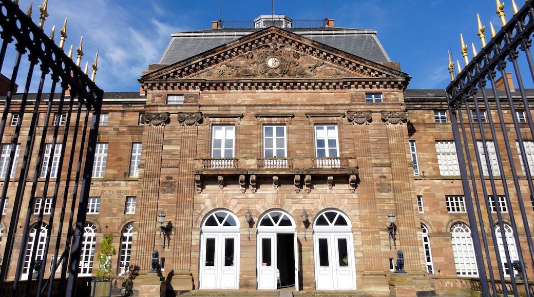 This building is classé au titre des Monuments Historiques. It is indexed in the Base Mérimée, a database of architectural heritage maintained by the French Ministry of Culture, under the references PA00084953 and IA00055456 .