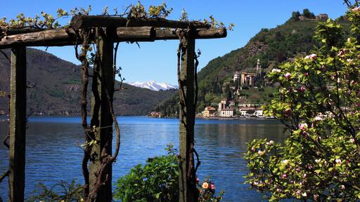 Blick nach Morcote über den Luganer See hinweg vom Seeort Finate aus. Morcote liegt im schönen Schweizer Kanton Tessin der auch die Sonnenstube der Schweiz genannt wird.