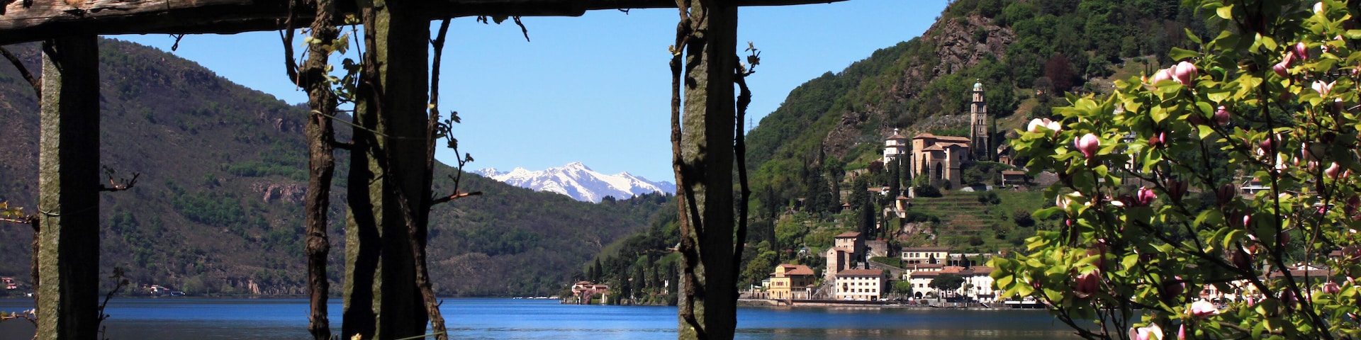 Blick nach Morcote über den Luganer See hinweg vom Seeort Finate aus. Morcote liegt im schönen Schweizer Kanton Tessin der auch die Sonnenstube der Schweiz genannt wird.