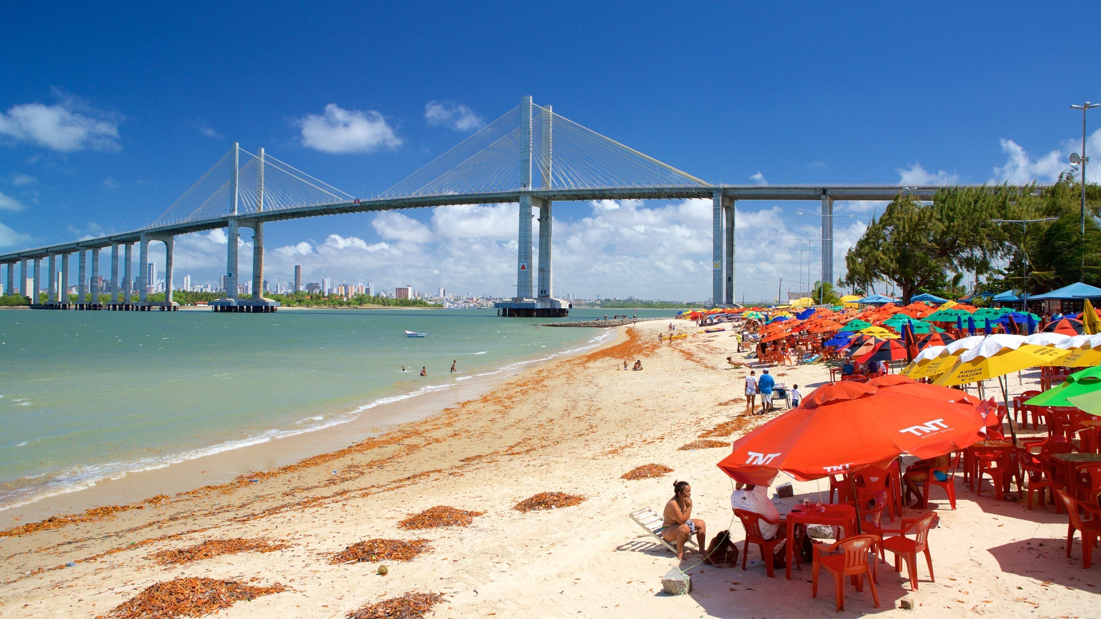 Playa de Redinha mostrando una bahía o puerto, un puente y vistas generales de la costa