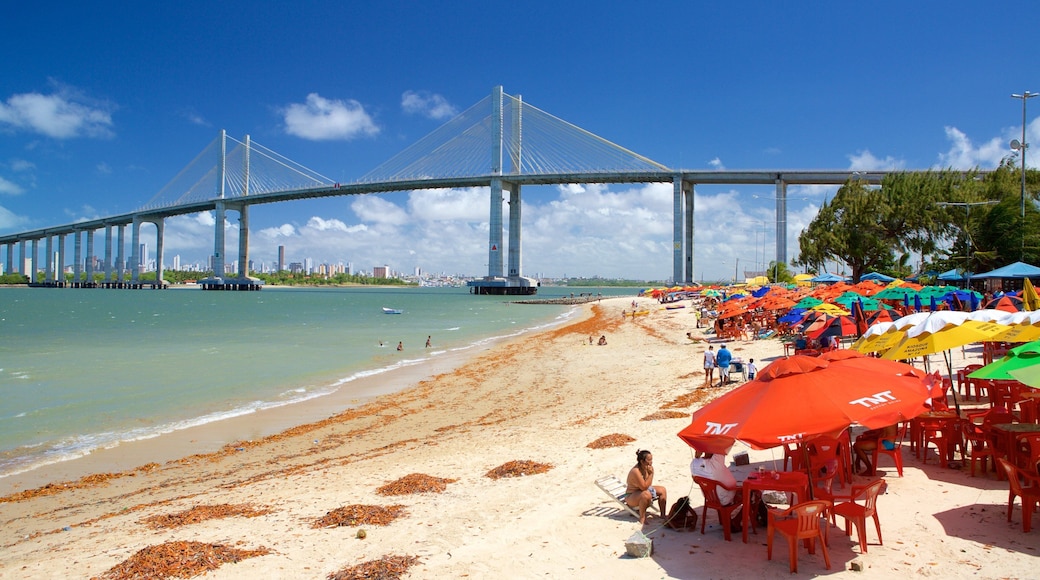Playa de Redinha mostrando una bahía o puerto, un puente y vistas generales de la costa