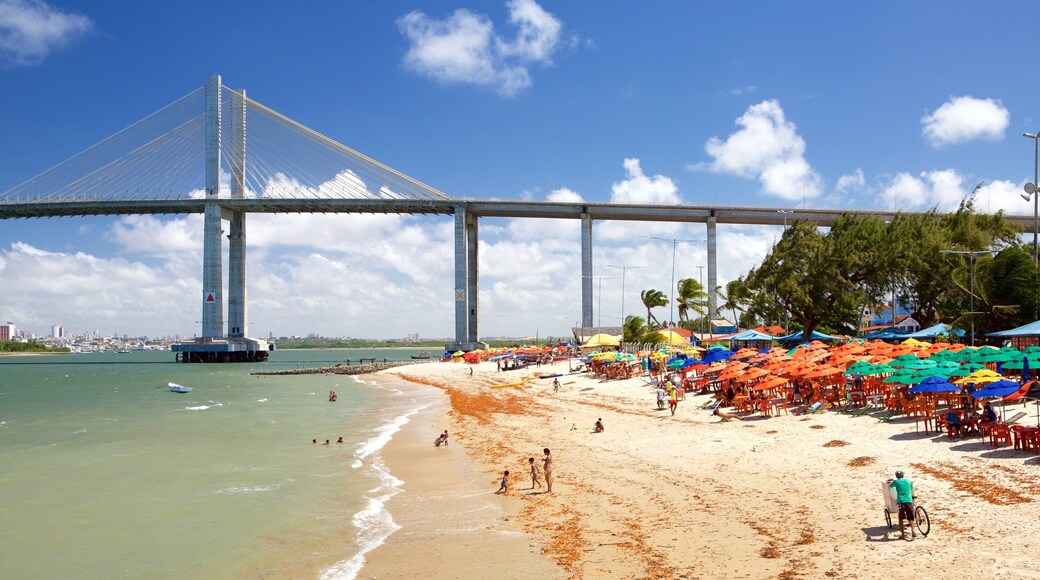 Redinha-stranden fasiliteter samt bro, strand og kyst