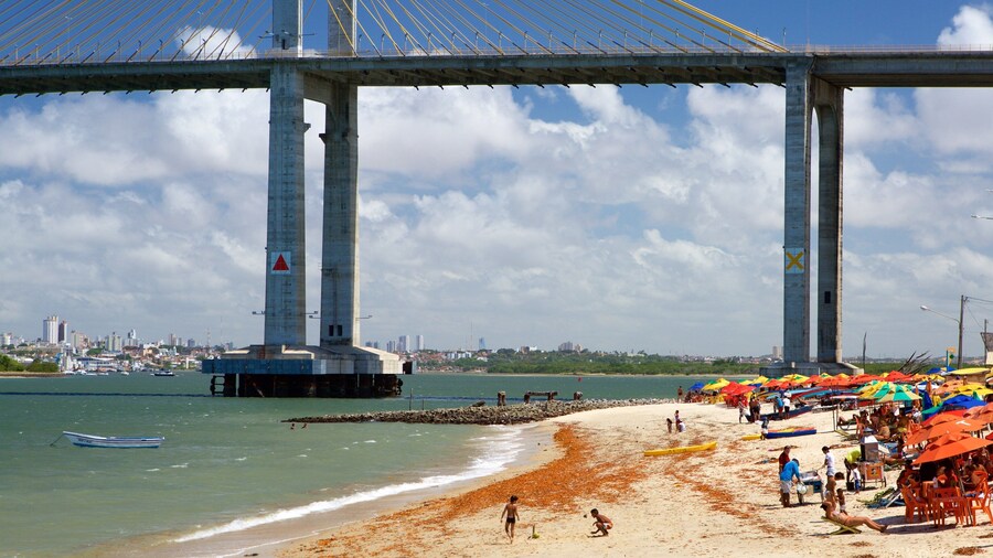 Playa de Redinha ofreciendo un puente, una playa de arena y vistas generales de la costa