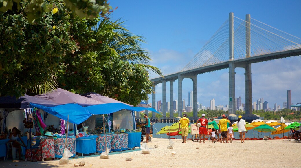 Redinha-stranden fasiliteter samt bro og marked i tillegg til en liten gruppe med mennesker