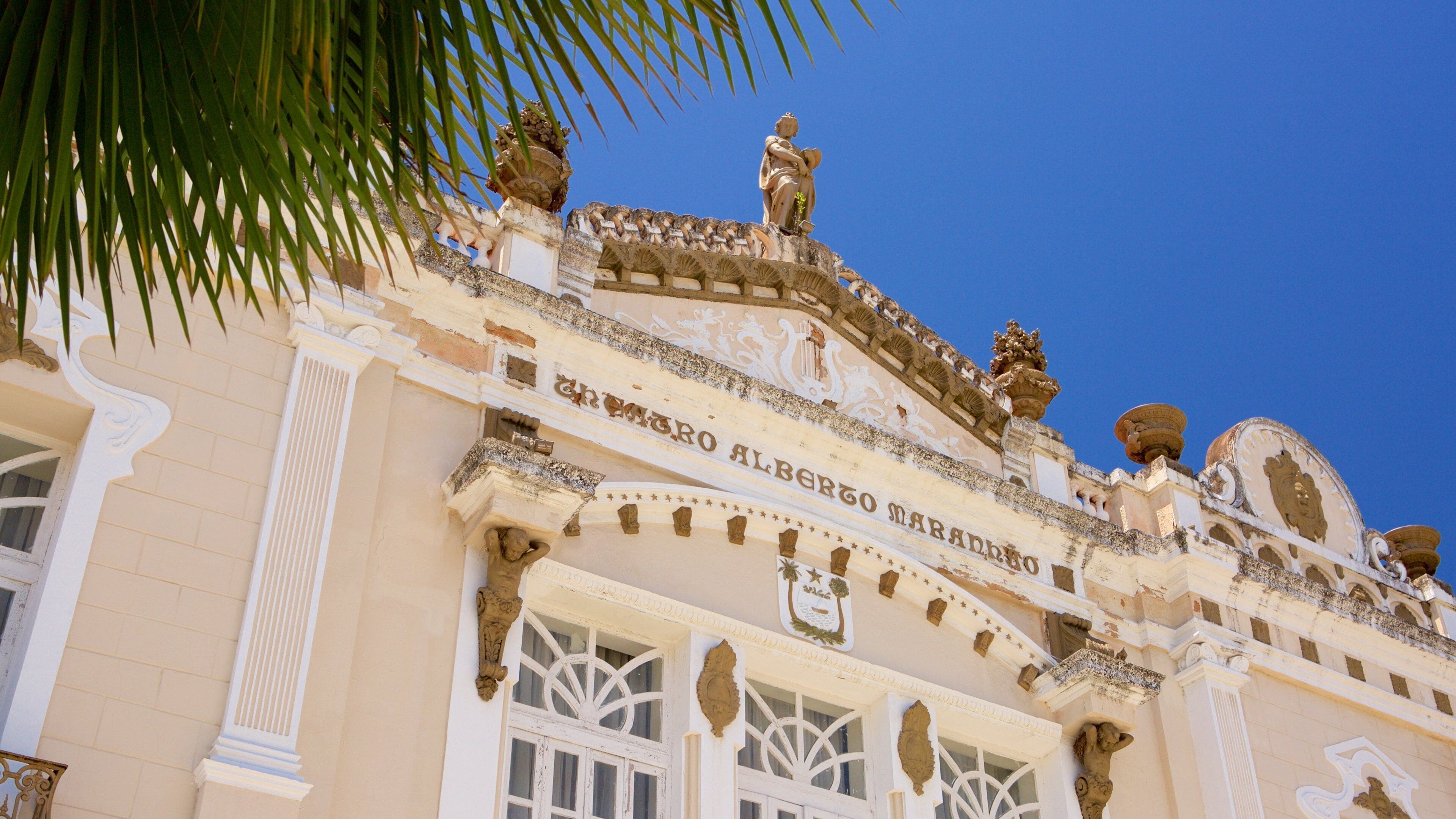 Arquitectura ornamentada con esculturas y detalles tallados en la fachada de un edificio.
