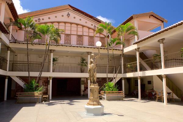 Teatro Alberto Maranhão das einen Theater und Statue oder Skulptur