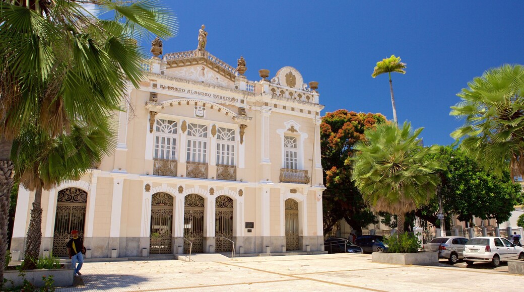 Teatro Alberto Maranhao presenterar historiska element och teaterscener