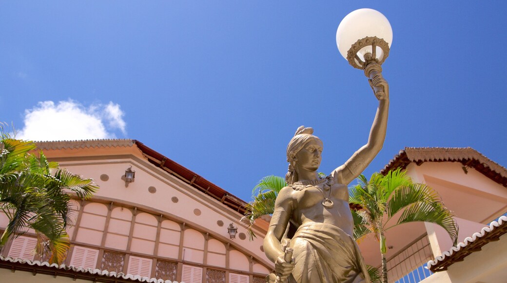 Teatro Alberto Maranhao som inkluderar en staty eller skulptur