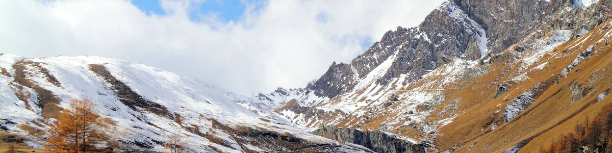 I took this one from the road leading to Dondena (Dondennaz), a couple of kilometres before arriving there. In the right upper corner the Monte Dela (not really sure). In the far distance you can see the horrible power line pylons coming from the Super-Phénix, the nuclear power station in France which was shut down in 1997 (so the monsters are now completely useless).