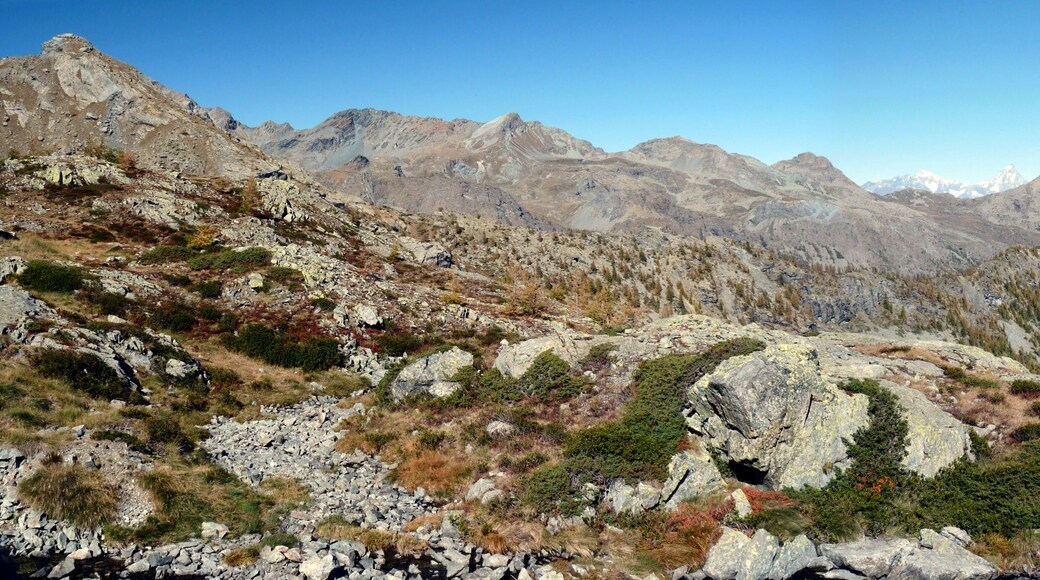 Mountain experts will easily be able to make out the Cervino and the Monte Rosa Group in the background (from left to right).