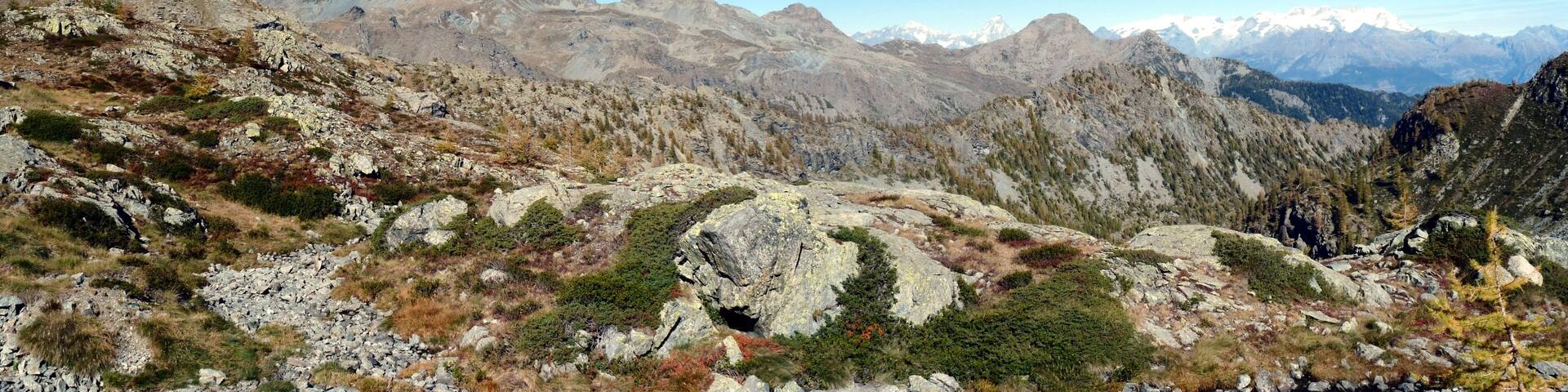 Mountain experts will easily be able to make out the Cervino and the Monte Rosa Group in the background (from left to right).