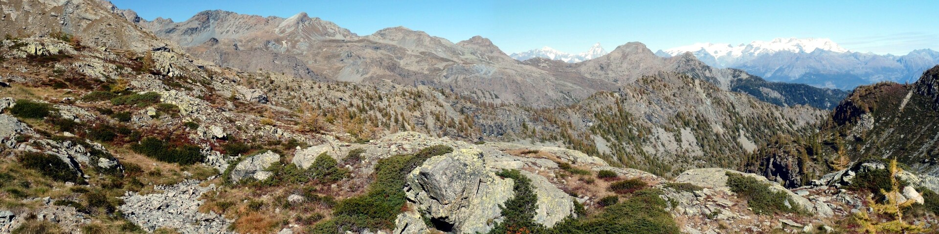 Mountain experts will easily be able to make out the Cervino and the Monte Rosa Group in the background (from left to right).