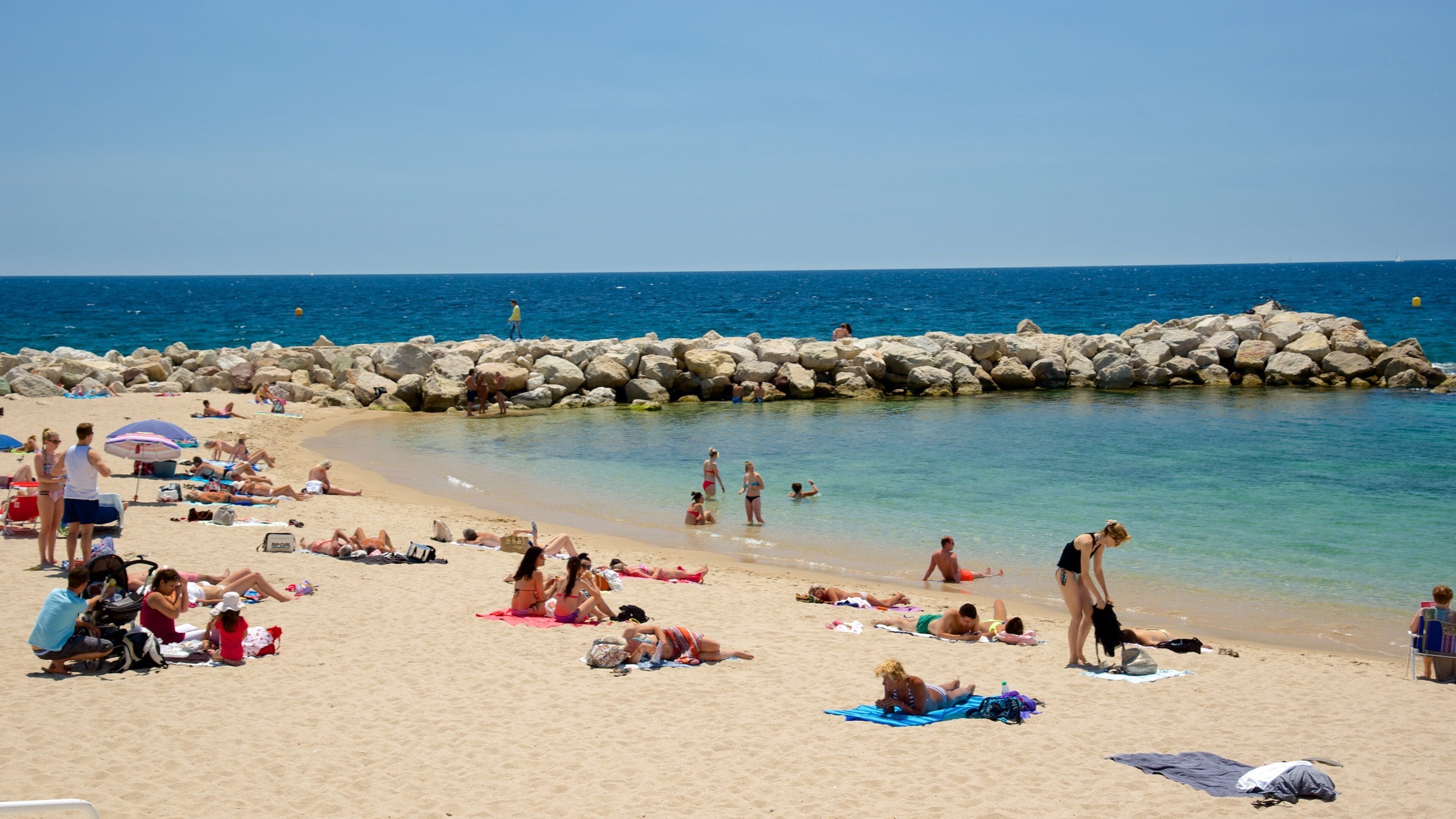 Midi-stranden som inkluderer strand