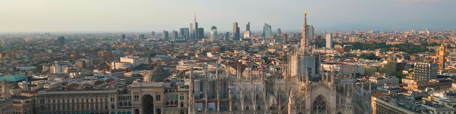 Un paisaje urbano con una catedral destacada y modernos rascacielos.