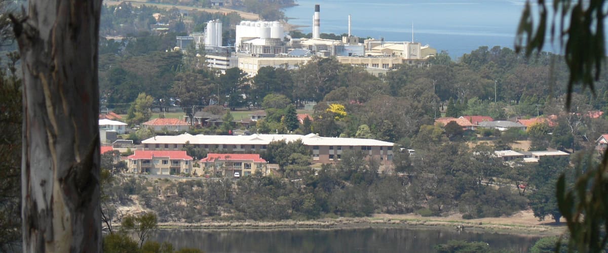 Schokoladenfabrik Cadbury das einen allgemeine Küstenansicht, industrielle Elemente und Fluss oder Bach