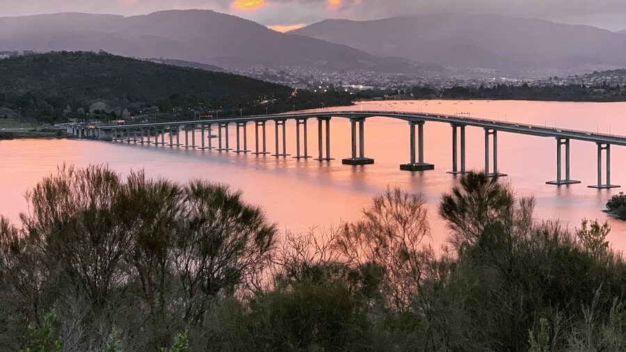 Sunset over Hobart on a cloudy evening
#hobart #tasmania #tassie #australia #sunset