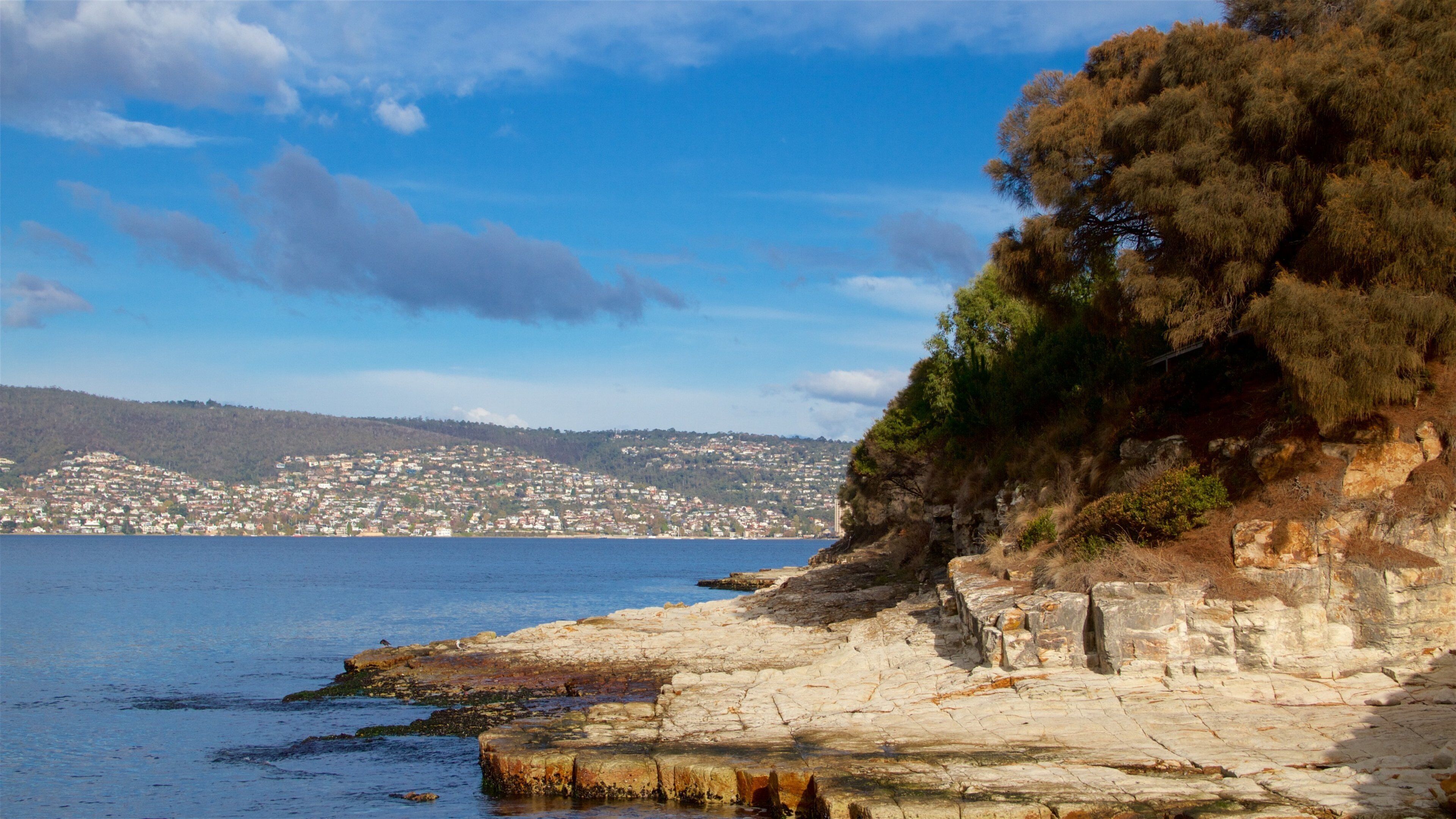 Bellerive welches beinhaltet ruhige Szenerie, schroffe Küste und Fluss oder Bach