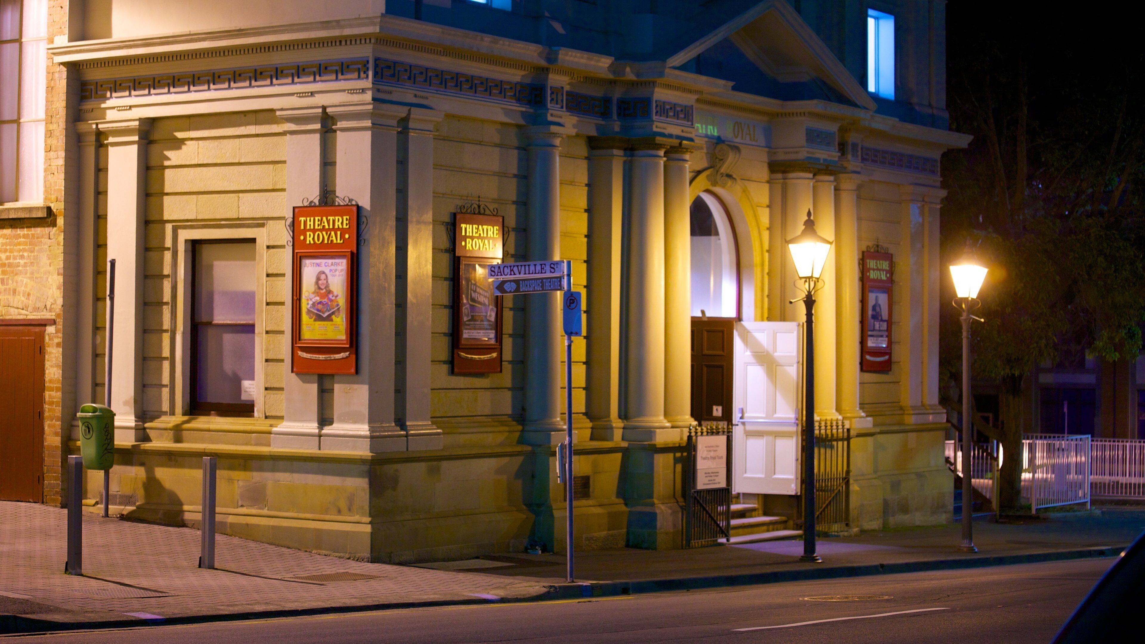 Théâtre Royal qui includes scènes de nuit, scènes de théâtre et signalisation