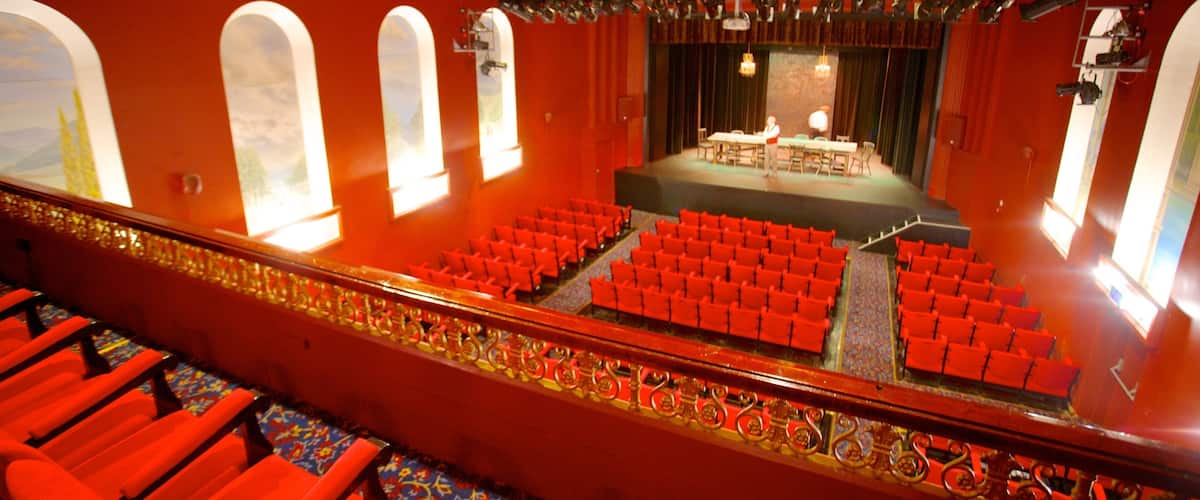 โรงละคร ซึ่งรวมถึง วงการละครเวที และ การตกแต่งภายใน