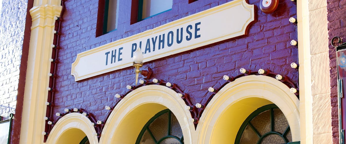 Teatro Playhouse mostrando señalización y escenas de teatro