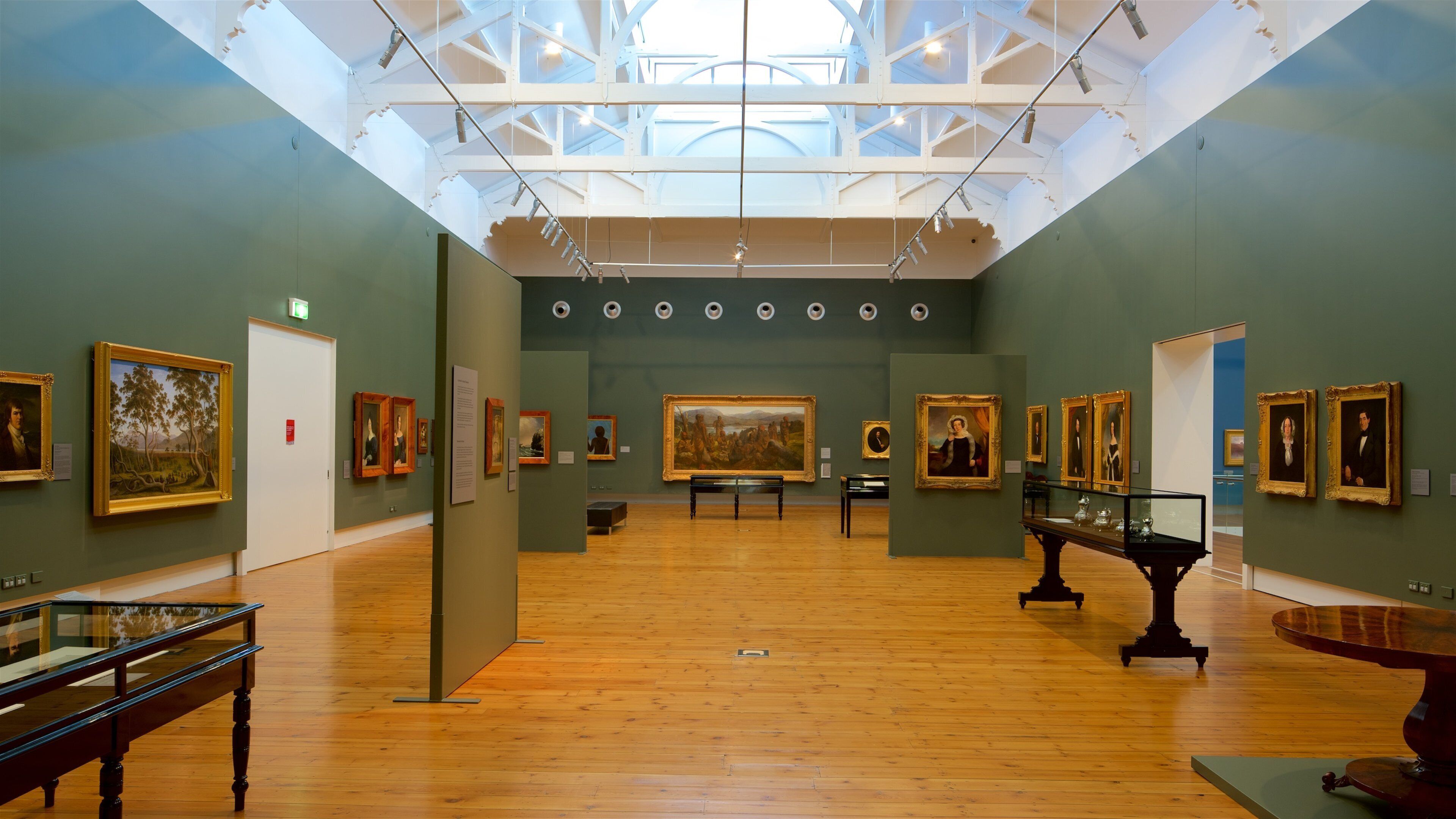 Queen Victoria Art Gallery welches beinhaltet Kunst und Innenansichten