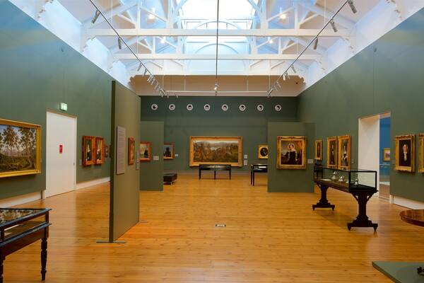 Queen Victoria Art Gallery welches beinhaltet Kunst und Innenansichten