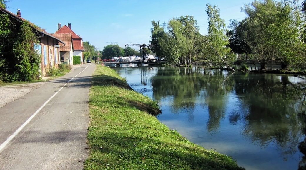 Kembs, Canal de Huningue. Département du Haut-Rhin, France.