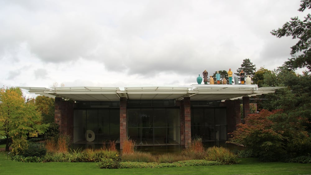 Fondation Beyeler, Riehen (bei Basel), Schweiz. Auf dem Dach "Die Fremden", 1992 von Thomas SchĂŒtte