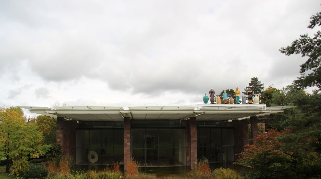 Fondation Beyeler, Riehen (bei Basel), Schweiz. Auf dem Dach "Die Fremden", 1992 von Thomas Schütte