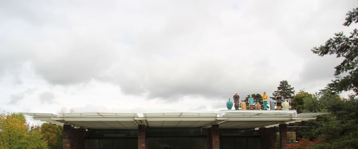Fondation Beyeler, Riehen (bei Basel), Schweiz. Auf dem Dach "Die Fremden", 1992 von Thomas Schütte
