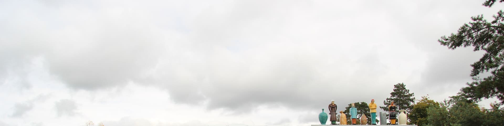 Fondation Beyeler, Riehen (bei Basel), Schweiz. Auf dem Dach "Die Fremden", 1992 von Thomas Schütte