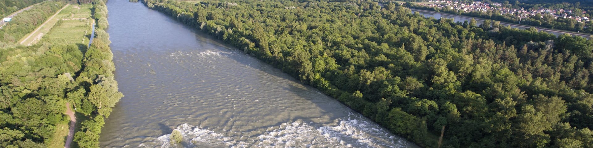 Luftaufnahme Isteiner Schwellen bei Hochwasser