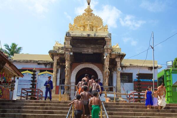 Padmanabhaswamy-Tempel mit einem Tempel oder Andachtsstätte sowie kleine Menschengruppe