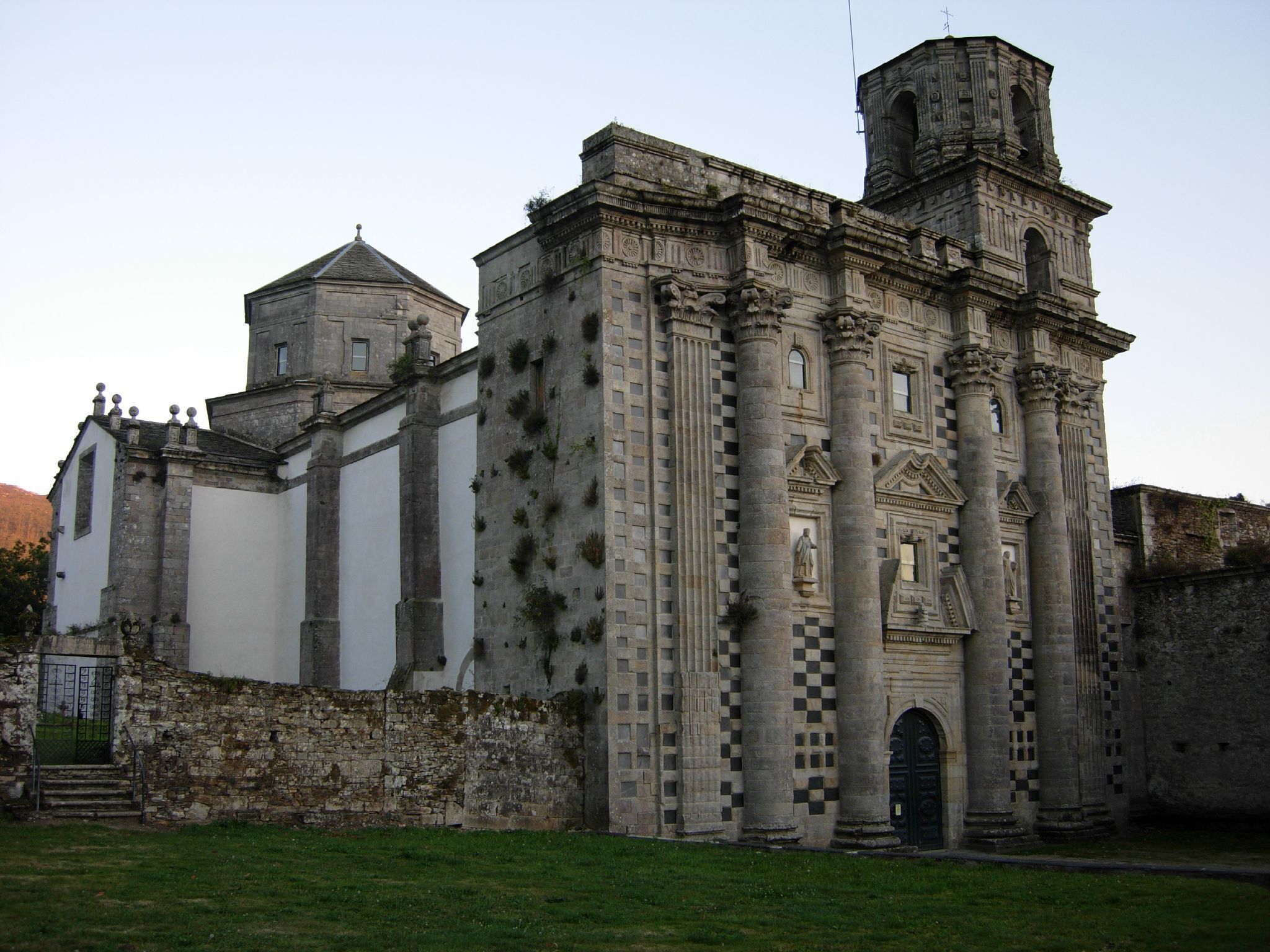 Iglesia de Santa María de Monfero. Por segunda vez me quedé sin ver el interior de la iglesia por unos pocos minutos. Así que no me quedó otra opción que aprovechar el momento y la luz del ocaso para sacar esta foto.