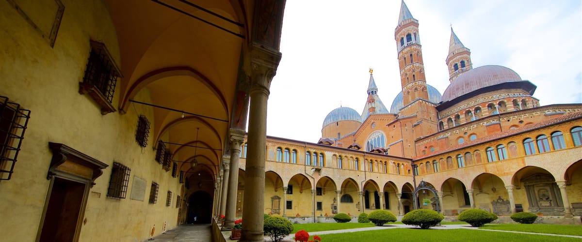 City Center Padova featuring heritage architecture and a garden