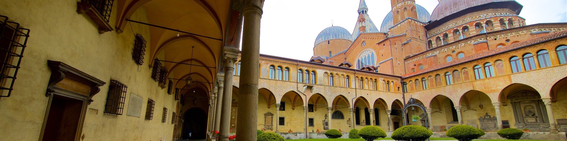 City Center Padova featuring heritage architecture and a garden