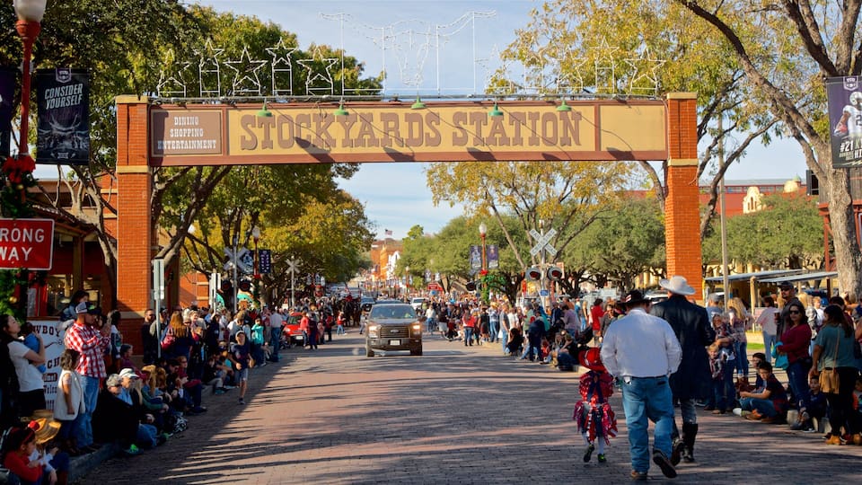 Eine belebte Straße mit einem großen Bogen, der "Stockyards Station" zeigt, und einer Menschenmenge.
